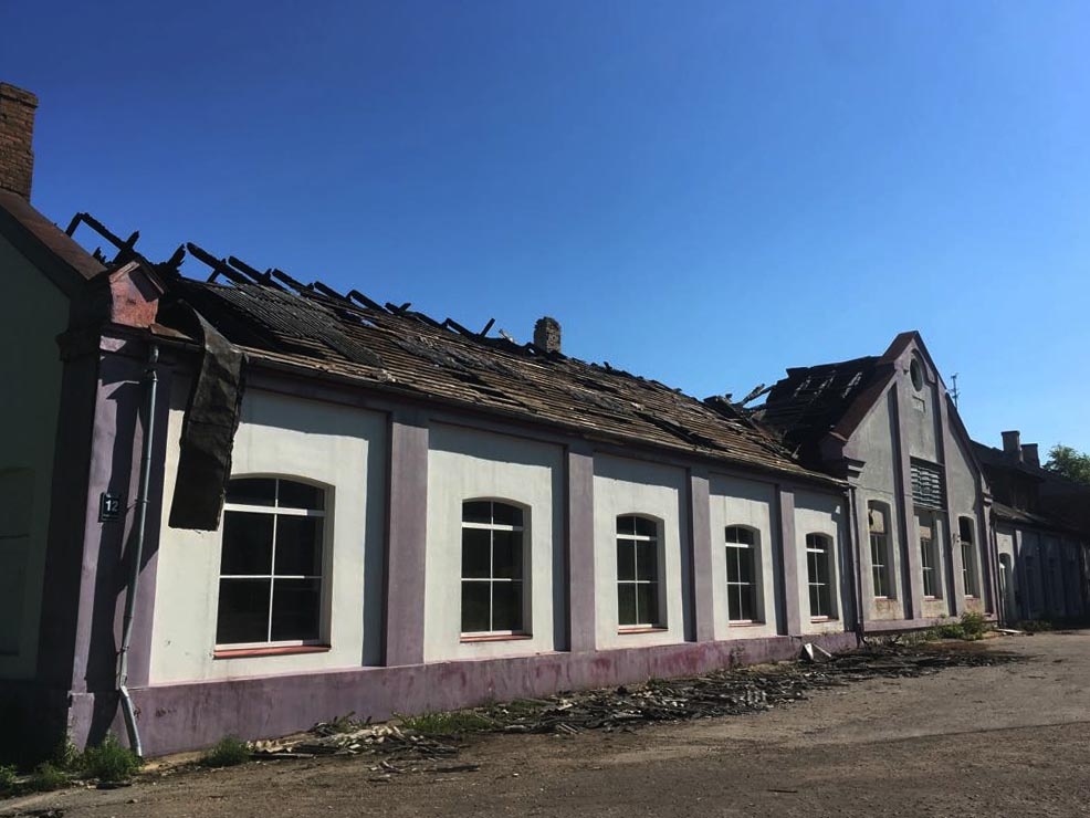 PAPILDINĀTS: Valkā, Tālavas ielā, degusi pašvaldībai piederoša ēka
