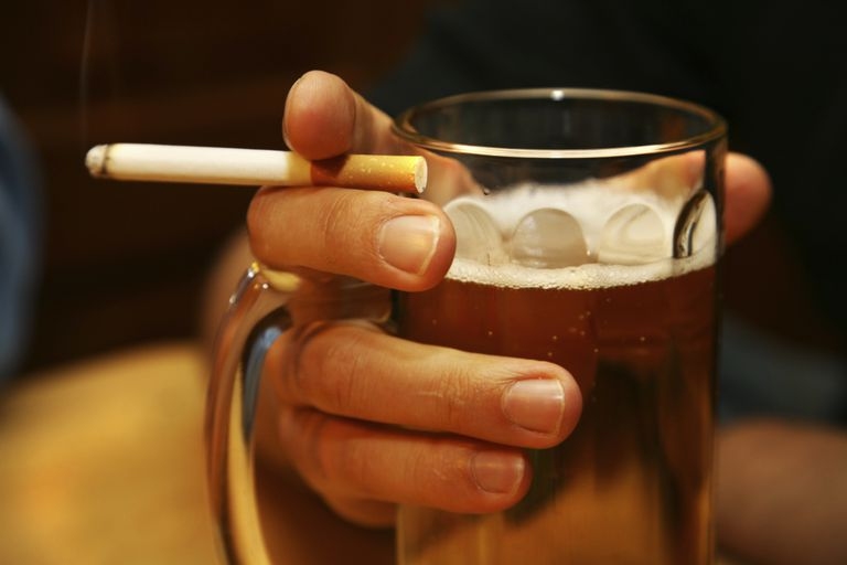 Smiltenē pēc kopīgas iedzeršanas gūst miesas bojājumus