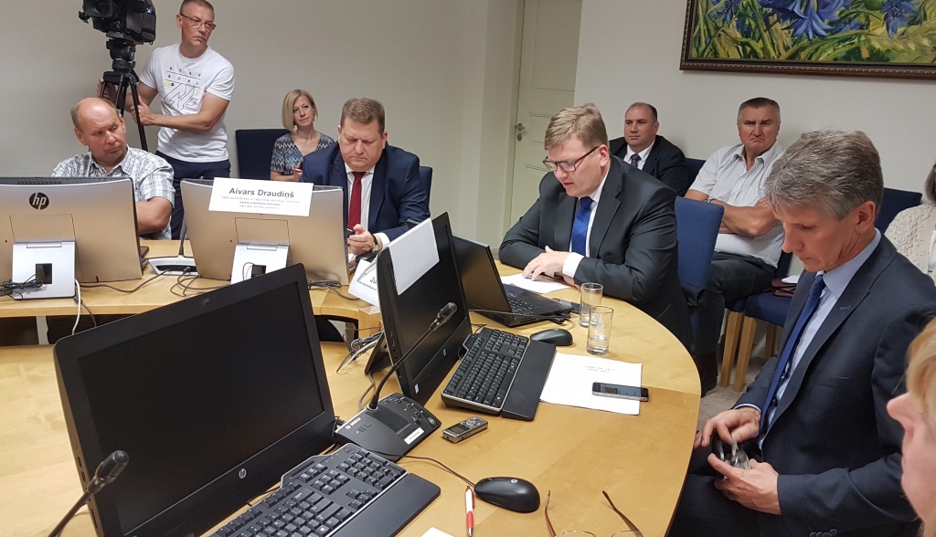 Ministrs konsultē pašvaldību deputātus