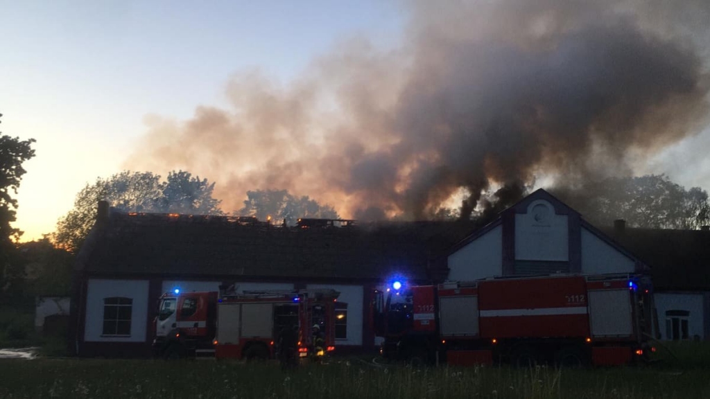Valkā neilgā laikā deg trīs neapsaimniekoti īpašumi