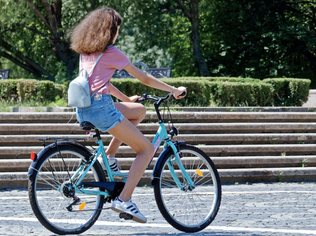Smiltenē jauniete neuzmanības dēļ ar velosipēdu iebrauc sienā