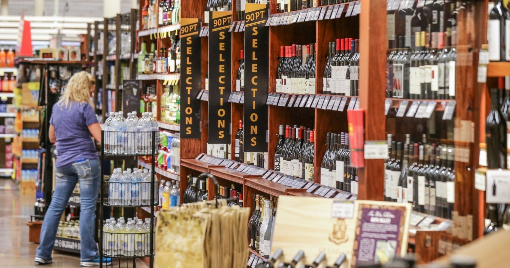 Valkā reģistrēti vairāki pārkāpumi par alkoholisku dzērienu pārdošanu nepilngadīgām personām