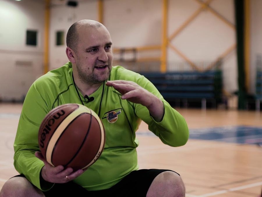 Latvijas basketbola izlases spēlētājs Raimonds Miglinieks ar nometni Valkā