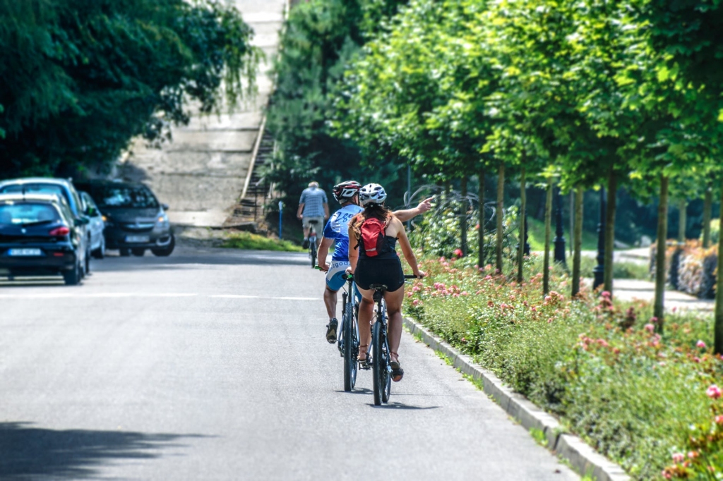 Valkas novadā auto uzbrauca velosipēdistam