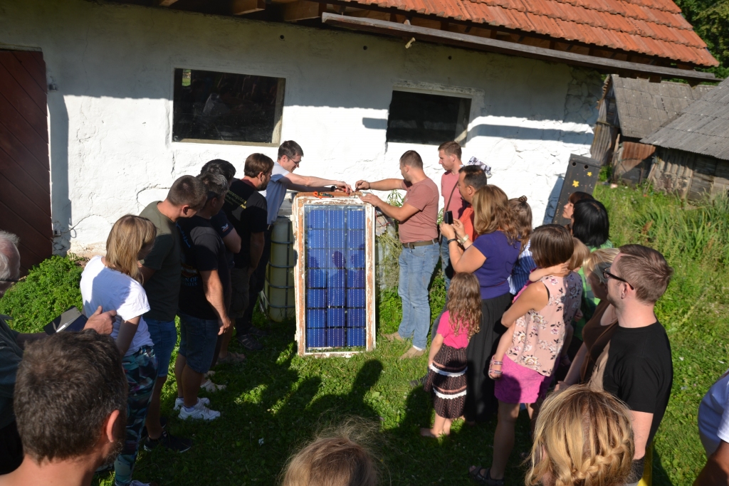 Iedzīvotāji izgatavo saules paneļus