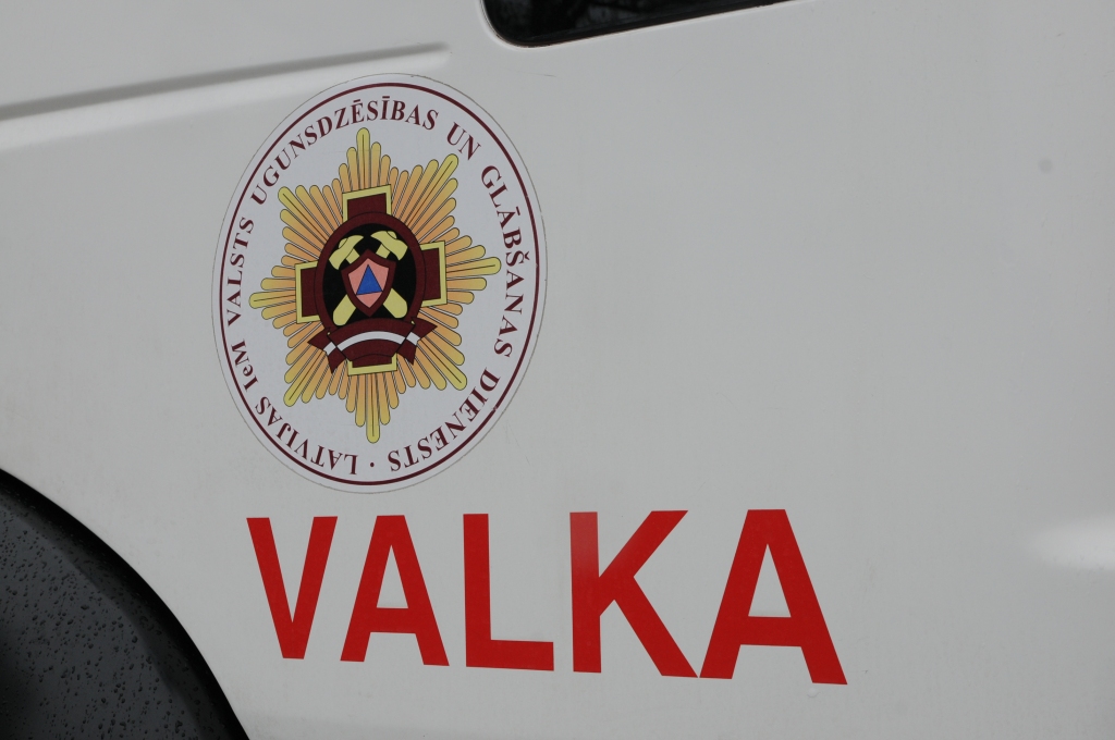 Naktī ugunsgrēkā Valkas novadā cieta cilvēks