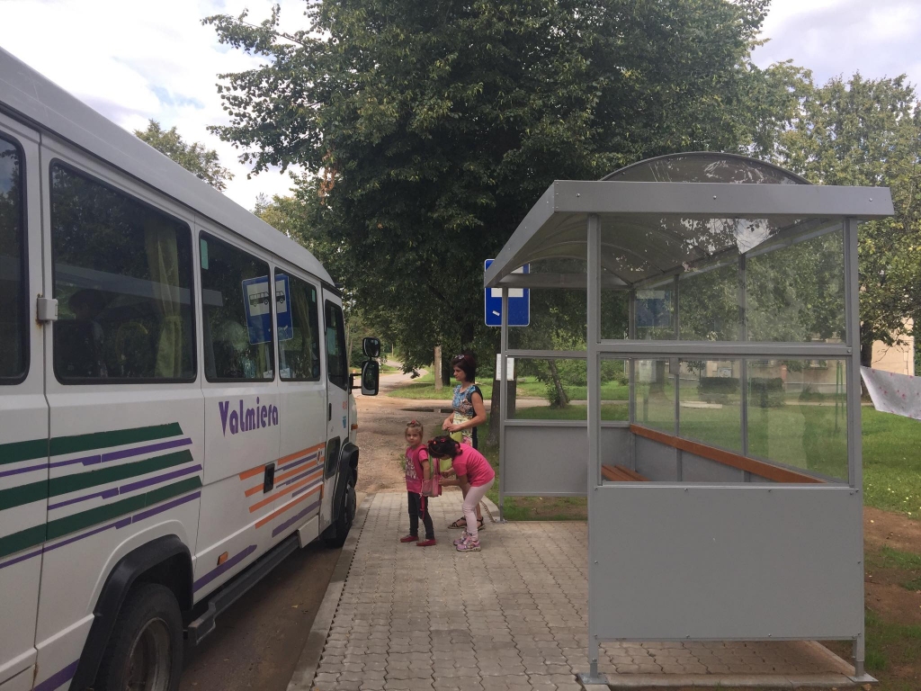 Jaunā autobusa pieturvieta ļauj paslēpties no saules un lietus