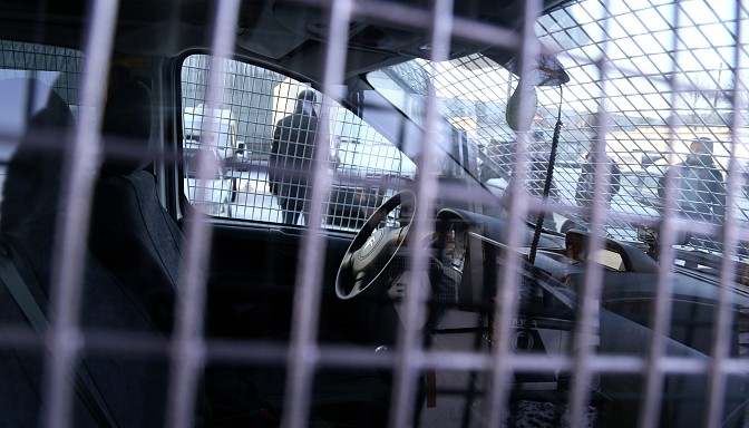 Aizdomās par personas nolaupīšanu aiztur piecus vīriešus