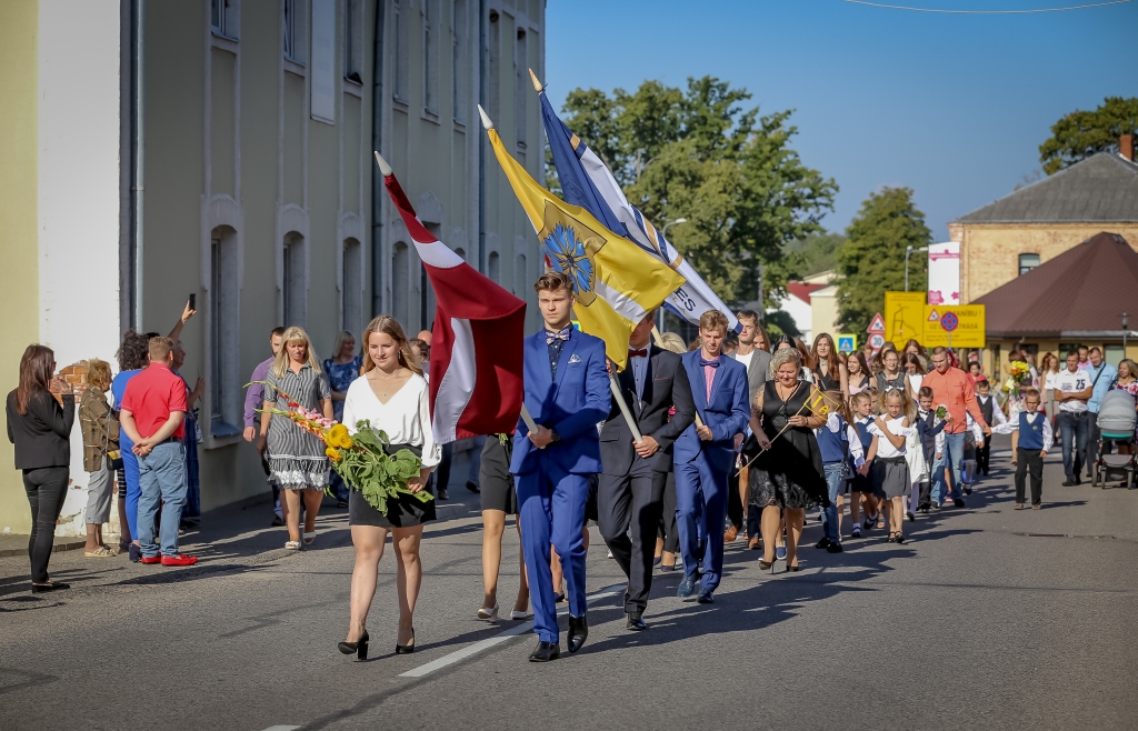 FOTO: Skaistais skolas laiks Smiltenes vidusskolā ir sācies