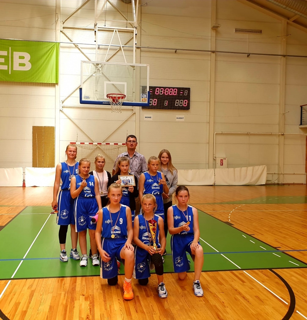 Basketbolistes uzvar visas pretinieces