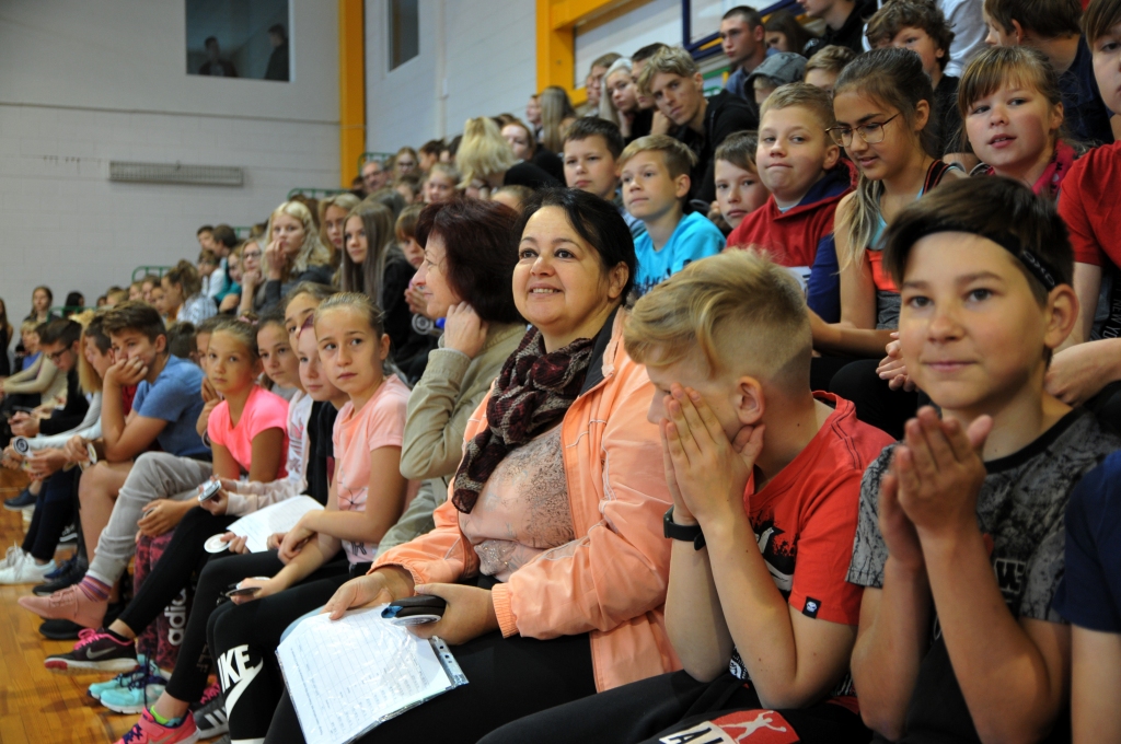 FOTO: Olimpiskā diena Valkas Jāņa Cimzes ģimnāzijā