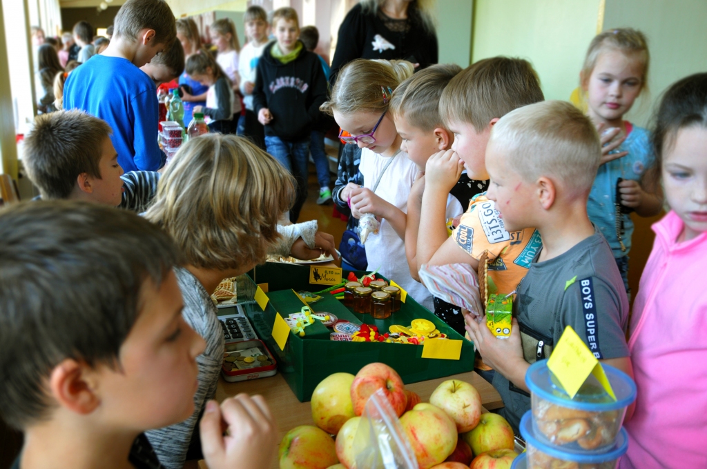 FOTO: Miķeļdienas tirdziņš Valkas Jāņa Cimzes ģimnāzijā