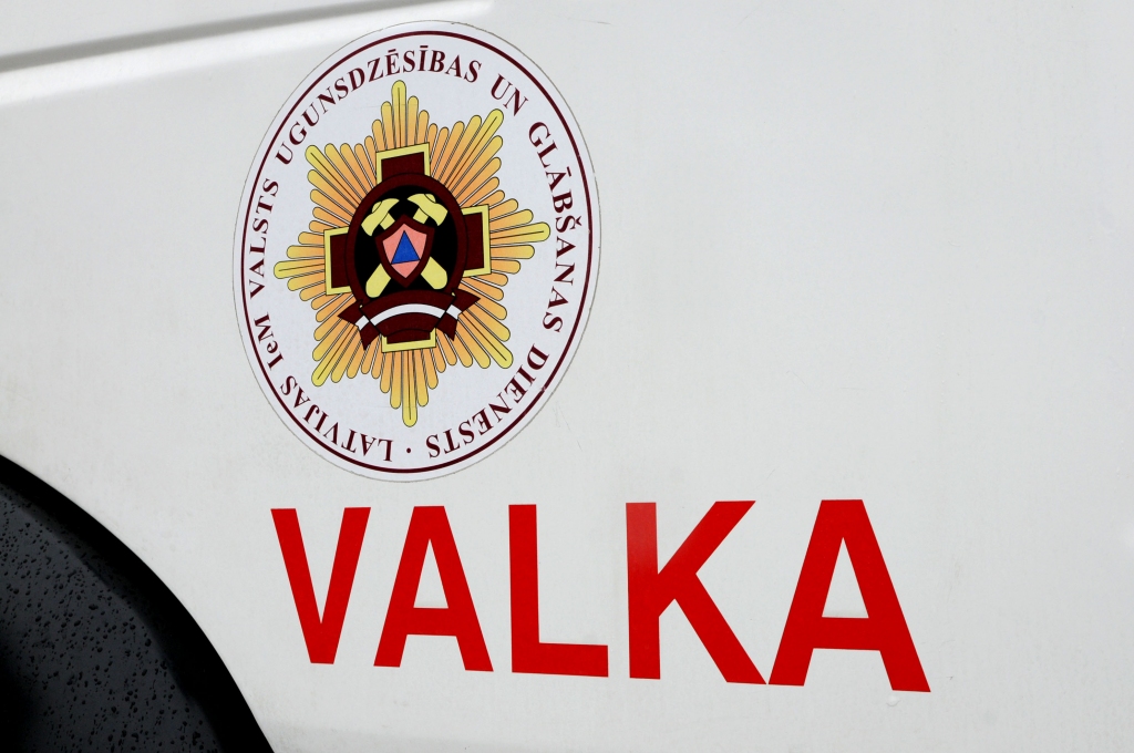Valkas pagastā glābj mežā bedrē iestigušu cilvēku