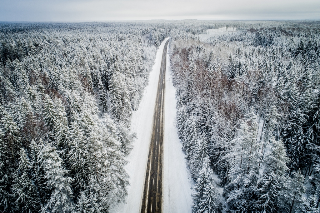 LAU ziemas dienests šorīt ar pretslīdes materiāliem apstrādāja 500 km valsts autoceļu