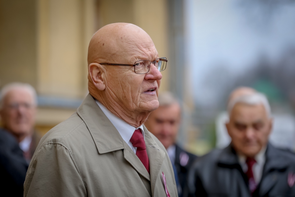 FOTO: Jānis Siliņš kopā ar skolas biedriem un pedagogiem atklāj piemiņas plāksni Smiltenes vidusskolas direktoram Blīgznam