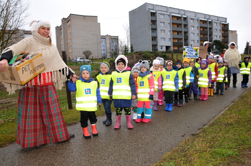 FOTO: "Pasaciņas" audzēkņi aicina mainīt paradumus