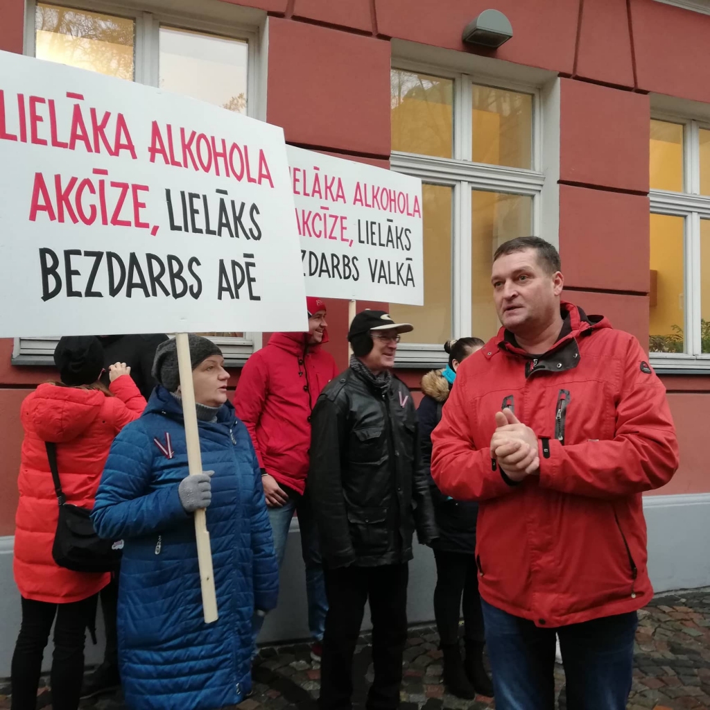 Protestē pret valdības lēmumu palielināt alkohola akcīzes nodokli