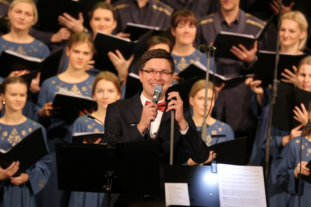 Svētdien kora "LIDO" studija un deju kolektīvs “Buciņi” aicina uz koncertstāstu Smiltenē kopā ar solistiem Andri Ērgli un Vinetu Elksni