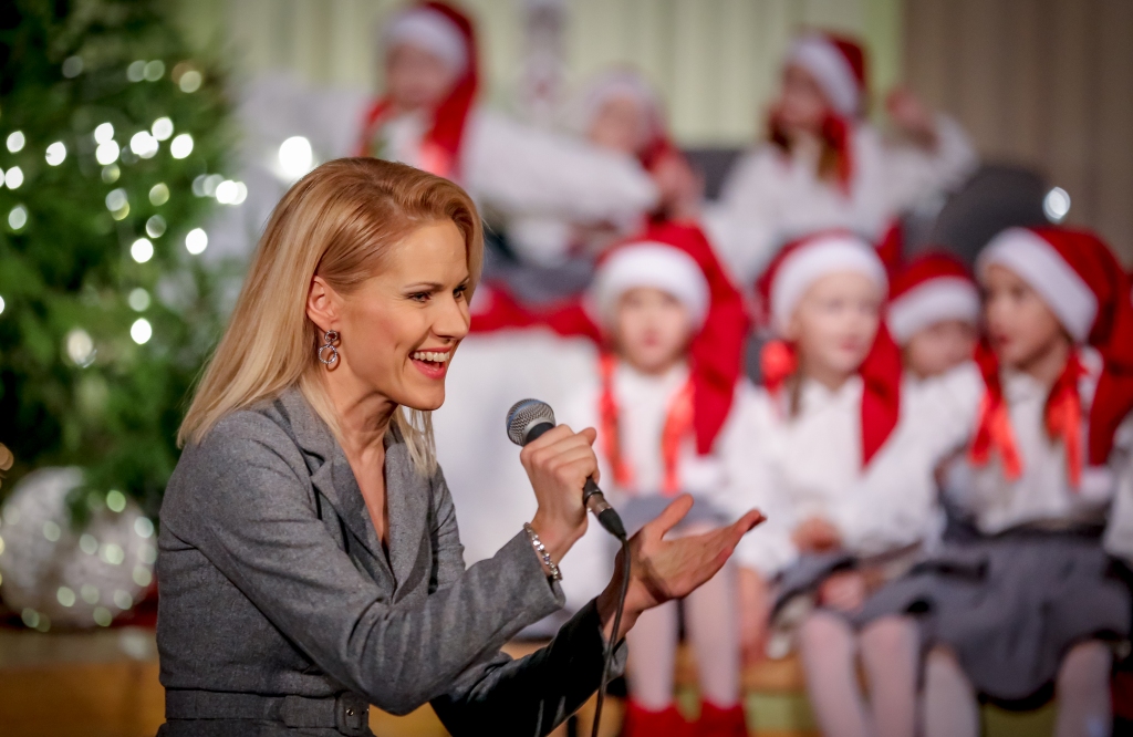 FOTO: Smiltenē krāšņi izskan koncertstāsts "Reiz Ziemassvētkos..."