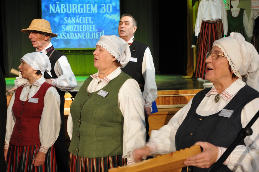 FOTO: Dziesmu draugu kopa "Nāburgi" nosvin 30 gadu pastāvēšanas jubileju