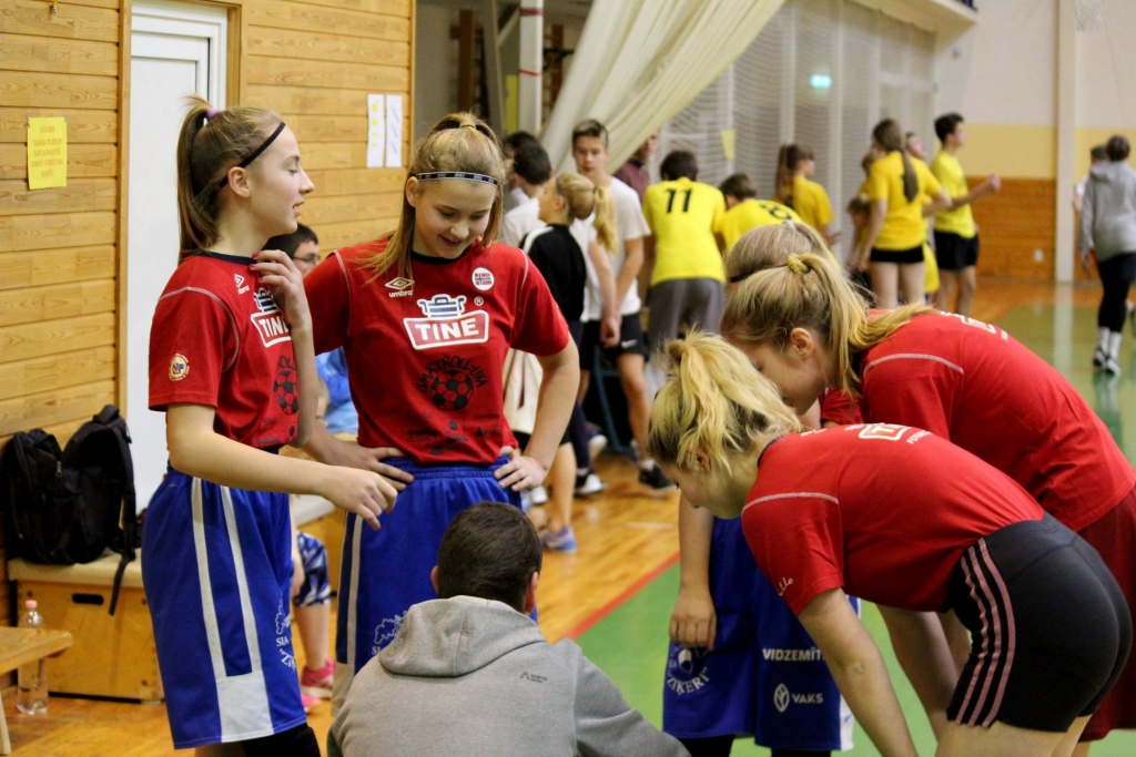 Smiltenes novada skolu sacensībās basketbolā uzvar Blomes skolas komandas