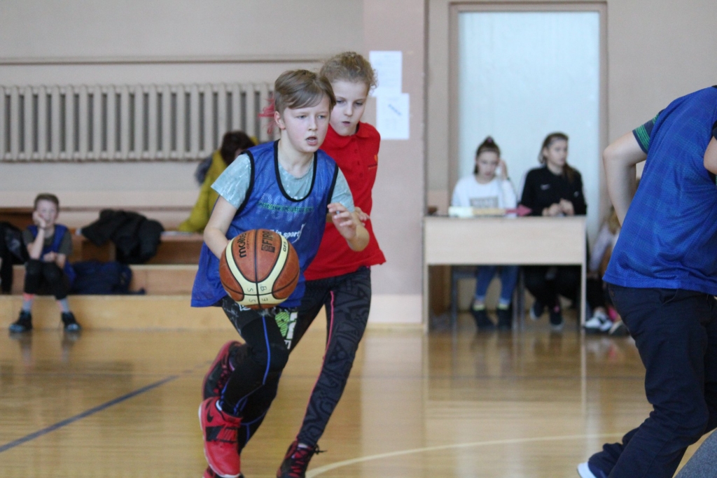 Smiltenes novada skolu sacensībās basketbolā uzvar Grundzāles pamatskolas komanda