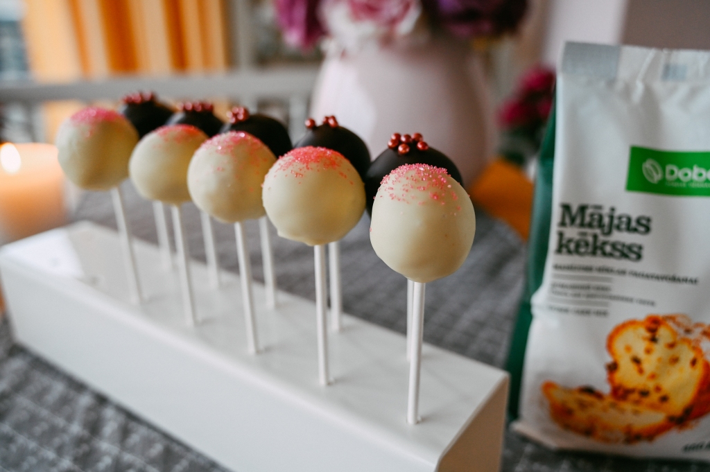 Cake pops jeb Kūka uz kociņa ar šokolādi saldākai Valentīna dienai