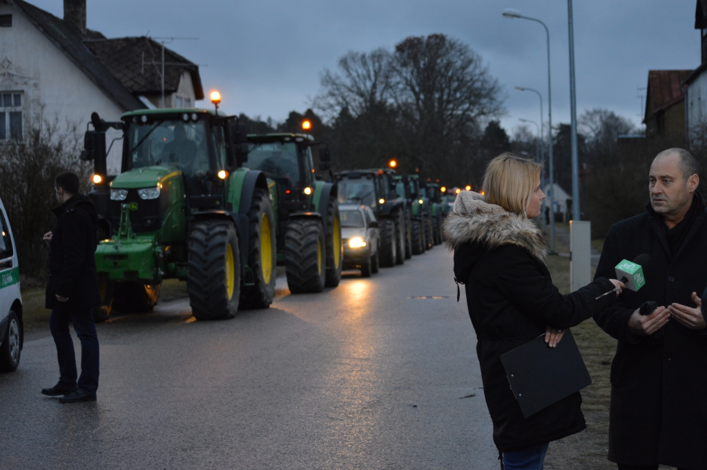 FOTO: Strenčos iedzīvotāji politiķiem paziņo savu nostāju 