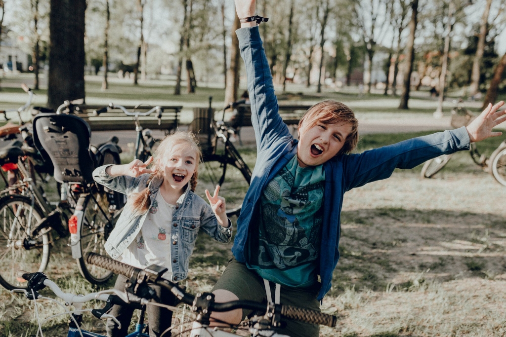 Tiekamies nesatiekoties – uz īpašu cilpošanas spēli sestdien aicina velo kino festivāls KINO PEDĀLIS