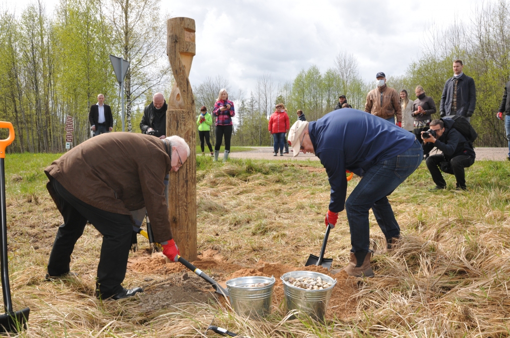 FOTO: Lielās Talkas patrons Latvijas valsts prezidents Egils Levits ar kundzi talko Valkas pusē 