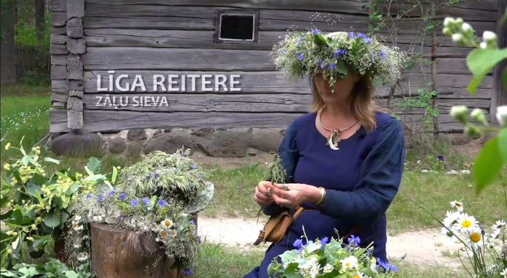 VIDEO: Zāļu sieva un stāstniece Līga Reitere atklāj kā sapīt spēka vainagu