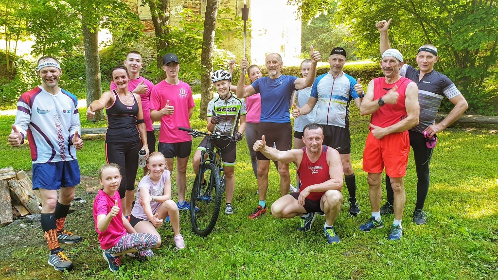 FOTO: Valcēnieši un smiltenieši nes lāpu "Gaismas ceļā"