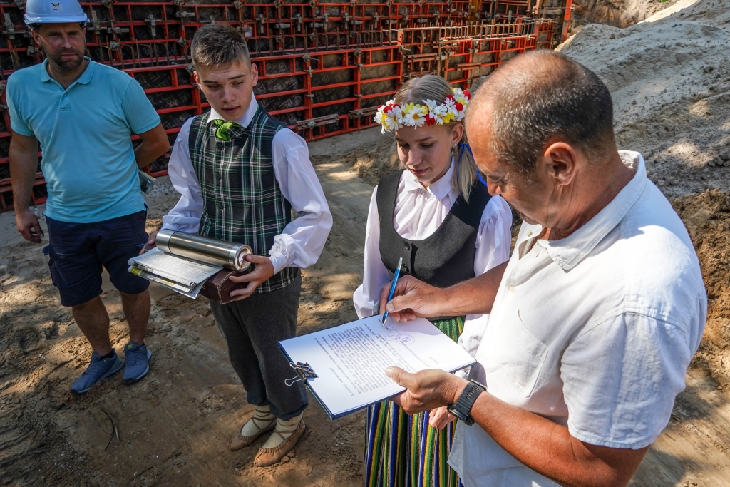 FOTO: Strenču estrādes pamatos iegulda kapsulu