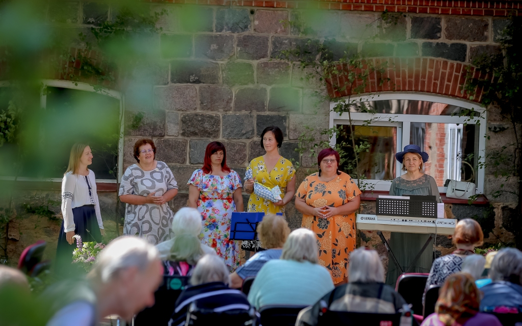 FOTO: Smiltenē Sociālās aprūpes un rehabilitācijas nodaļas klienti izbauda svētku noskaņu