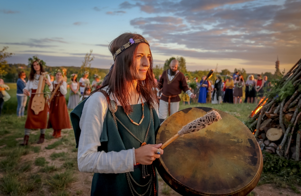 FOTO: Vasaras saulgriežu maģija Līgo kalnā