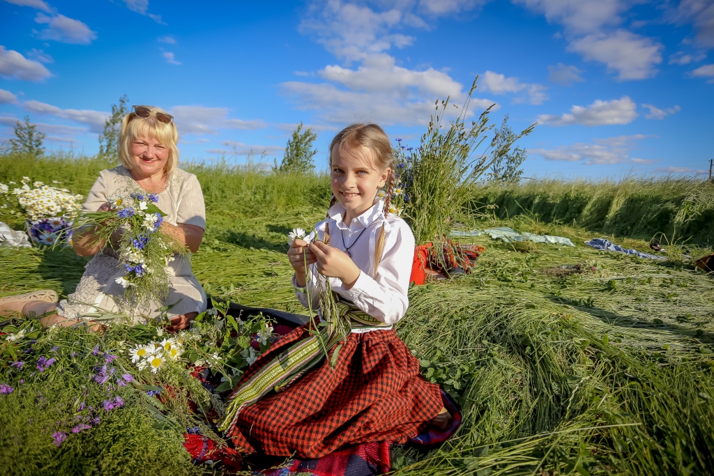 FOTO: Vainagu pīšanas meistarklase kopā ar zāļu sievu Līgu Reiteri