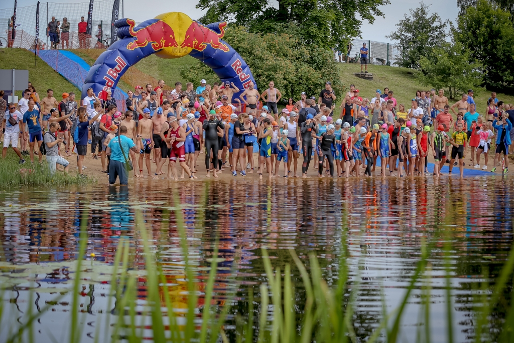 FOTO: Ozola labo Latvijas rekordu triatlona garajā distancē