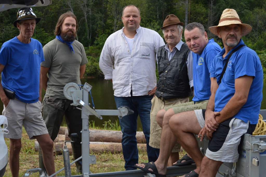 FOTO: Neparastajos plostnieku svētkos – meistarklase plosta siešanā