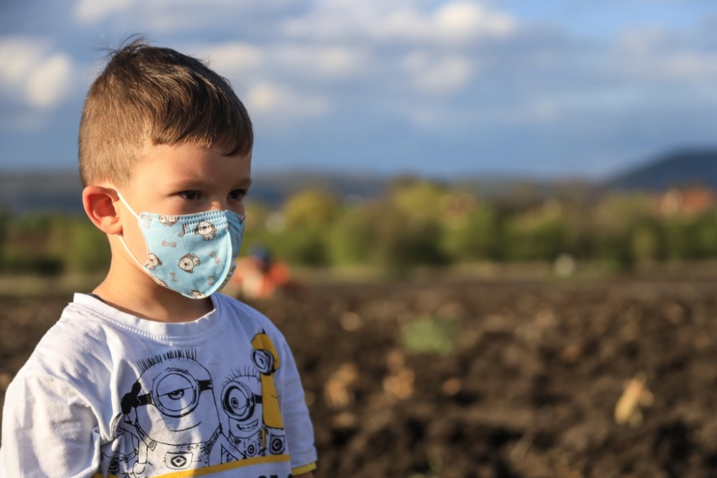 Mudina bērniem skaidrot drošas distances nozīmi un personīgo higiēnu