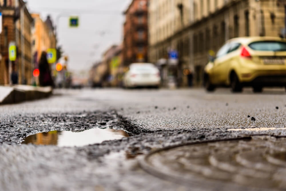 Kā izvairīties no auto bojājumiem, braucot pa bedrēm?