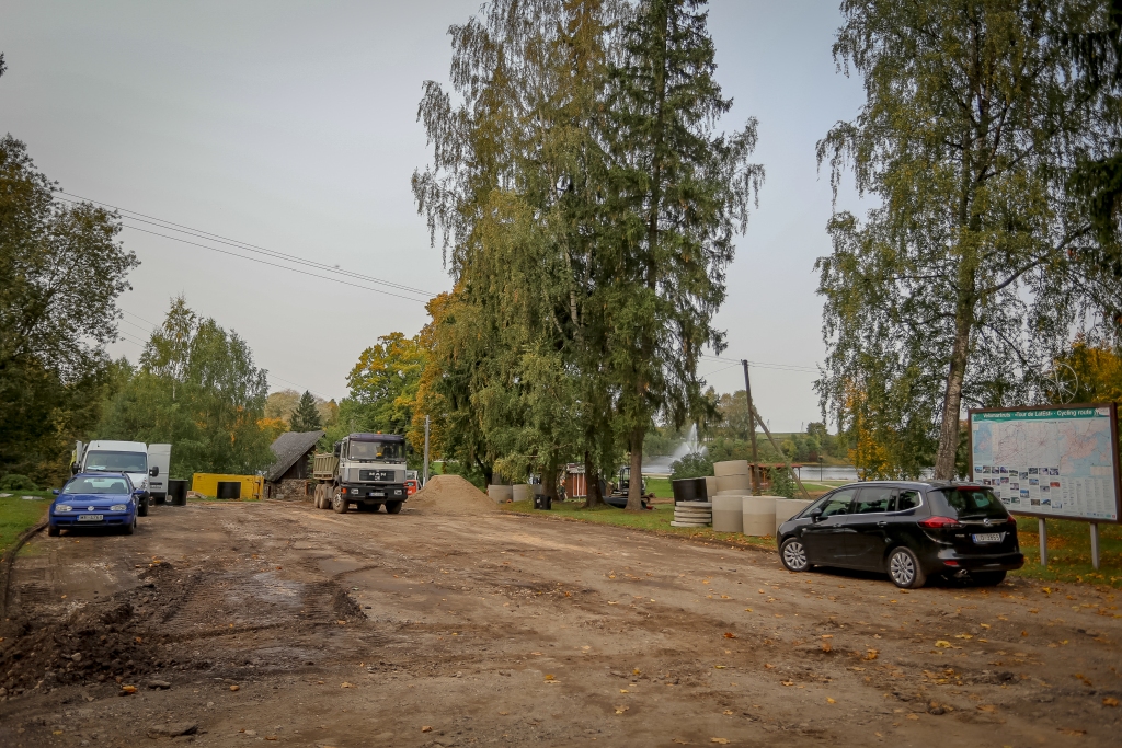 Būvdarbu laikā Smiltenē stāvlaukumu nevar izmantot