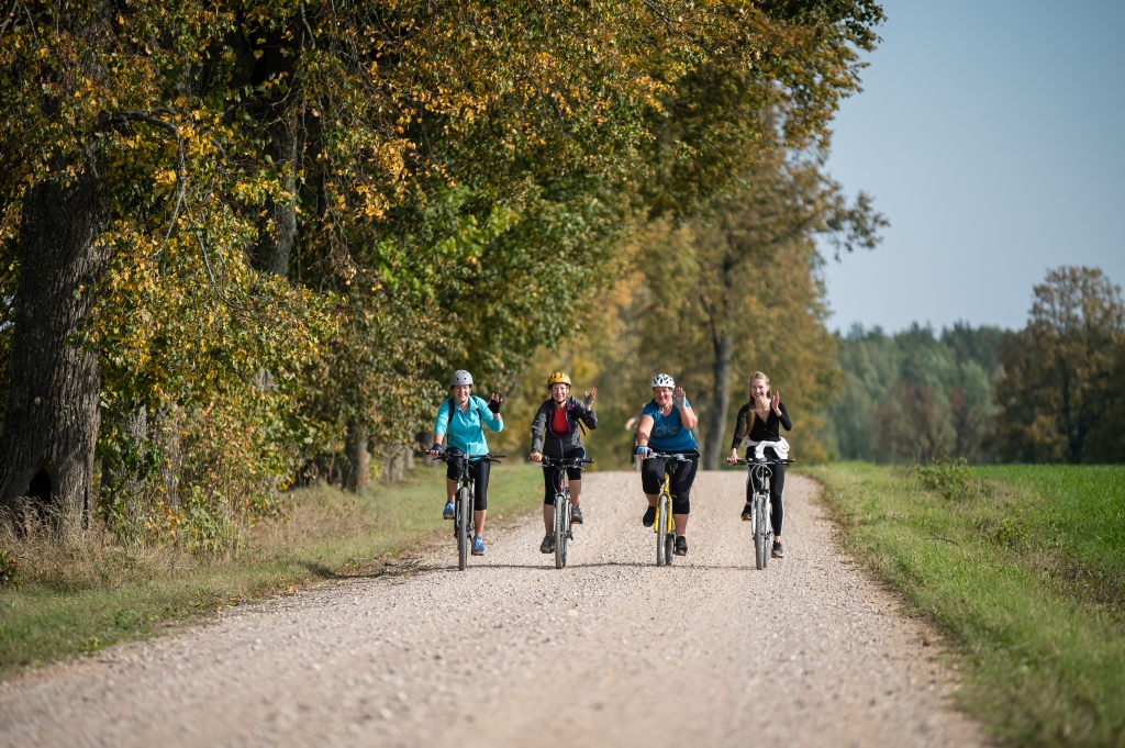 Ar velobraucienu “Ieriteņo rudenī” noslēgta aktīvā tūrisma sezona Smiltenes novadā