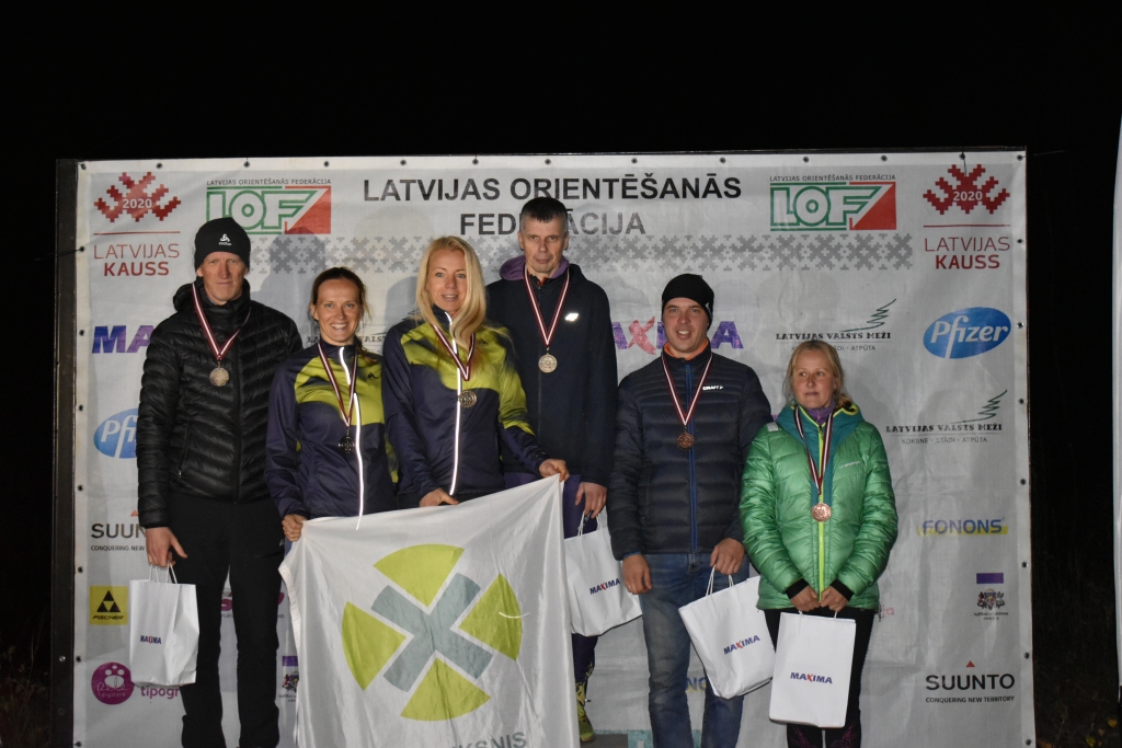 Azimuta sportisti Latvijas čempionātā nakts distancē