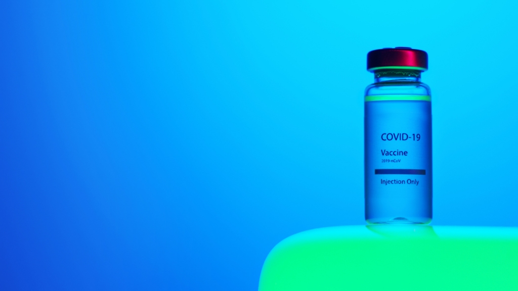 Eiropā apstiprina "Pfizer" un "BioNTech" Covid-19 vakcīnu