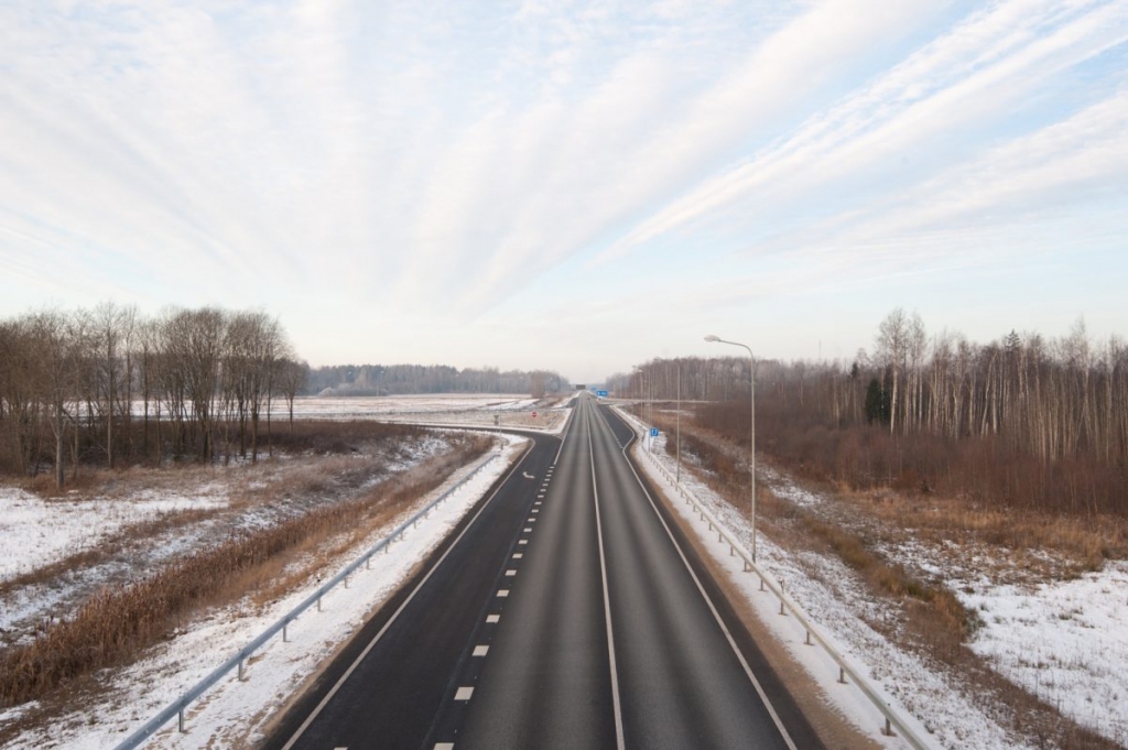 Vidzemē vietām apledo autoceļi