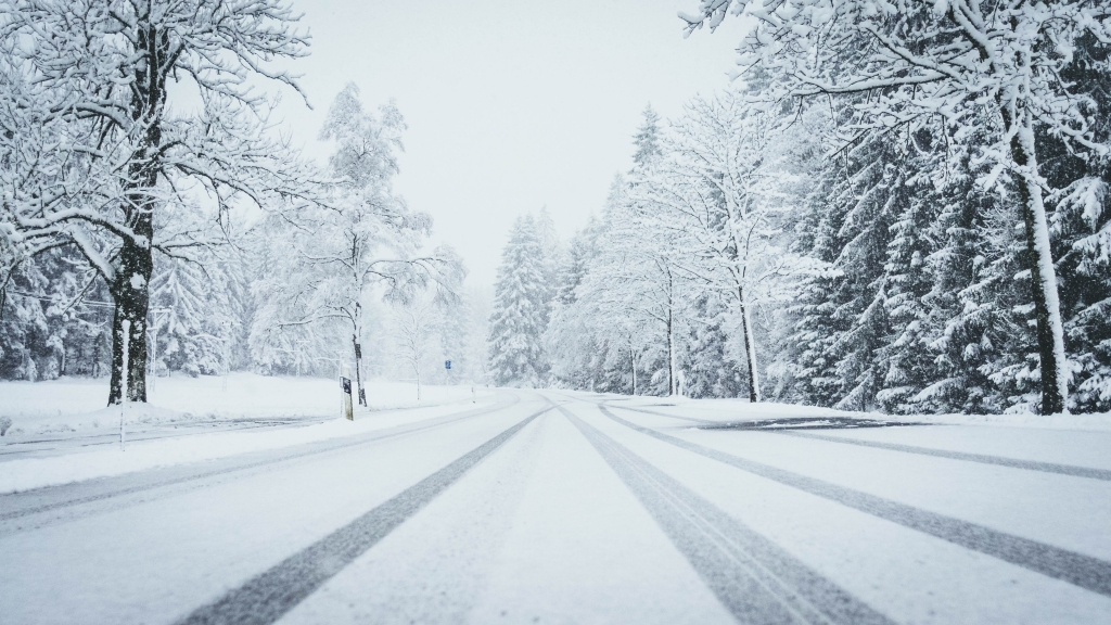 Vidzemē un Latgalē apledo autoceļi, strādā 89 ziemas tehnikas vienības