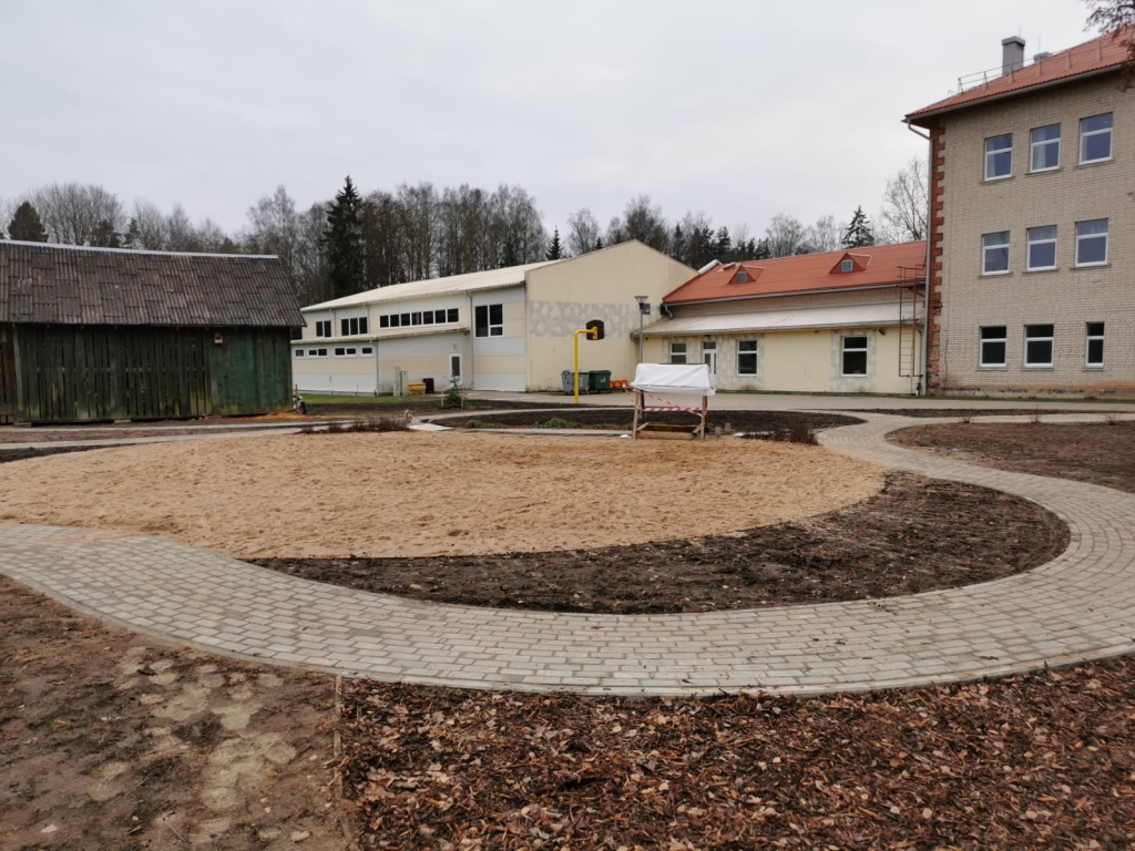 Kārķu atpūtas un rotaļu laukuma izveide tuvojas noslēgumam