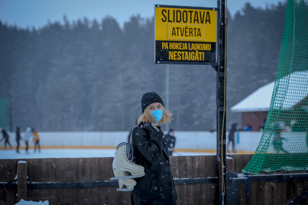 Pašvaldības atver āra  slidotavas