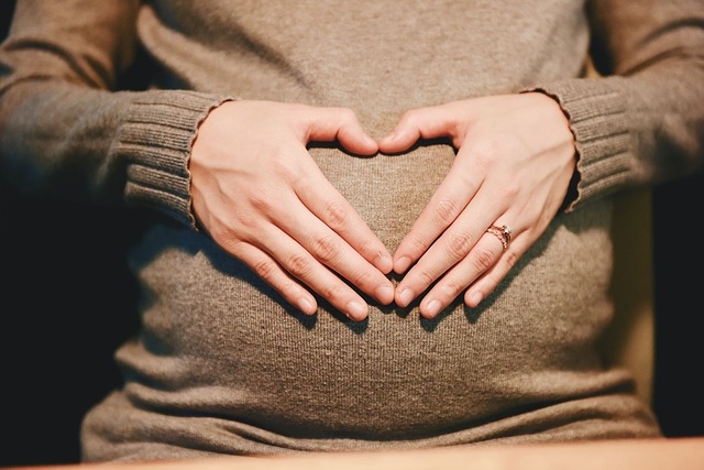 Drošas un ērtas bezmaksas tiešsaistes  nodarbības topošajām māmiņām