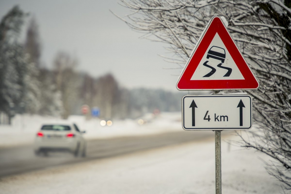 Autovadītāju ievērībai: Vidzemē, Zemgalē un Kurzemē apledo autoceļi